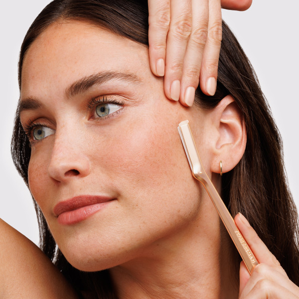 Tweezerman Facial Razor –⁠⁠⁠⁠⁠⁠ holítko na chĺpky tváre, rose gold