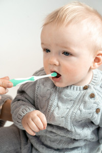 Brush-baby First Brush & Teether, zubná kefka a hryzadlo, 0-18 mesiacov