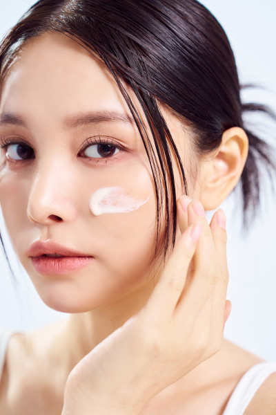 Mania Holic Sunscreen Pack Opaľovací krém na tvár s 8-hodinovou ochranou SPF 50+, 50 g