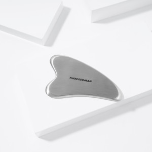 Tweezerman Stainless Steel Gua Sha –⁠⁠⁠⁠⁠⁠ masážny nástroj na tvár z nerezovej ocele